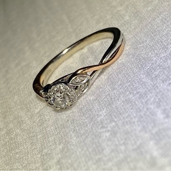 Engagement ring - Picture 1 of 2